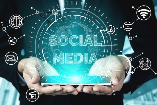 Les réseaux sociaux, y compris les plateformes de réseaux sociaux, sont des outils essentiels pour les entreprises afin d'atteindre leurs audiences cibles. Avec des millions d'utilisateurs en Tunisie et des milliards dans le monde entier, les réseaux sociaux offrent la possibilité d'atteindre une audience large et diversifiée. Que vous ayez des objectifs de notoriété, d'engagement, de fidélisation ou de développement commercial, notre agence digitale, SK Consulting, met à votre disposition son expertise pour vous permettre de bénéficier d'une stratégie social media pertinente et d'une gestion quotidienne de vos réseaux sociaux.